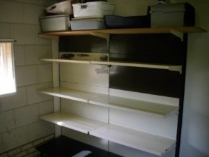 Natuurlijk mogen we de schappen niet vergeten. Want niet al het voer, grit en voerbakken kunnen we op de grond zetten.